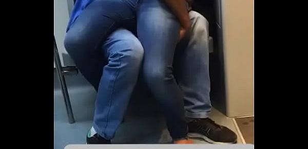  NO RIO DE JANEIRO DENTRO DO TREM CASAL FAZENDO ORGIAS